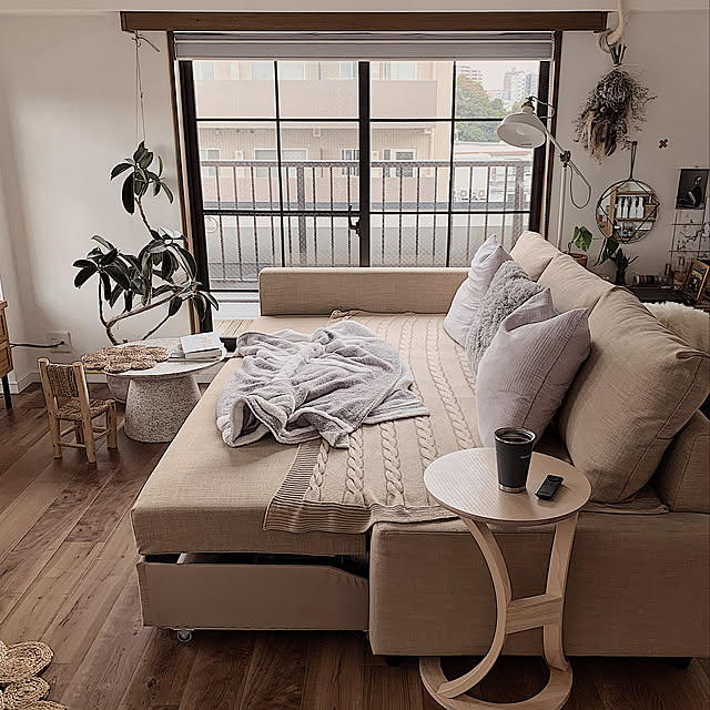 モロッコスツール,ZARA HOME,BAREFOOT DREAMS,リビングソファー,リビングインテリア,お昼寝スペース,デイベッド,ソファベッド,フリーヘーテン,FRIHETEN,IKEA,海外インテリアに憧れる,キッズチェア,フィカスバーガンディ,Lounge hottie_for_womenの部屋