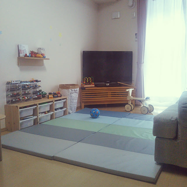 Overview,IKEA,賃貸でも楽しく♪,d-room,おもちゃ収納,ウォールステッカー,こどもと暮らす,車のおもちゃ,セリア,プレイマット,トロファスト,キャンドゥ,ベビーコロール,キッズスペース (リビング),男の子ママ,賃貸,無印良品,トミカ収納,ペーパーバッグ,壁に付けられる家具,ジムマット Sakuraの部屋