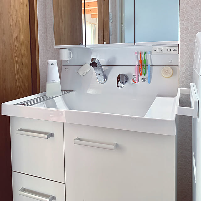 Bathroom,洗面所のインテリア,オートディスペンサー,umimile,マーナのスポンジ,セリアのプラコップ,貼って剥がせる歯ブラシホルダー,貼って剥がせる石鹸置き,貼って剥がせるマグネットシート,貼って剥がせるシリーズ,セリア,掃除しやすい,使いやすく,清潔感,LIXIL洗面台,ホワイト,クリア,シンプル,ミニマム,セリアのタオルハンガー,プチプラ,百均,こどもと暮らす,６歳娘と４歳息子,４人家族,見てくださってありがとうございます♡,浮かせる収納,子供が使いやすく☺︎ koko_hikaの部屋