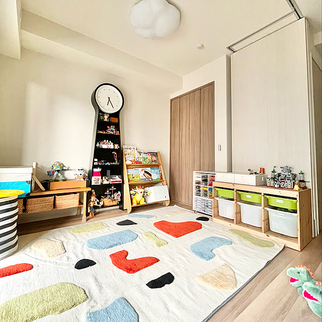 ラグ,楽しく暮らす,カラフル,ポップなお部屋,変わっていく風景,IKEA,キッズスペース,子どもと暮らす,Lounge,ペンデル,ロカルト,お気に入りラグ,可愛く楽しく,キッズルーム,絵本棚,雲のライト,ライフステージに合わせて変化する,成長にあわせて,トロファスト,しみじみ,ウォールドアは開けっぱなし tantanmaruの部屋
