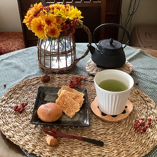 My Desk,お皿とカップ,菊,庭,ライティングビューロー,椅子,キッチンクロス,キッチン雑貨,どんぐりと栗の箸置き,南部鉄器,急須,ジョージジェンセン ティータオル,ランチョンマット,ノイバラの実,フラワーアレンジメント,ダイニングテーブル,秋のくつろぎ時間,オブジェ,ディスプレイ,花瓶,癒し,フラワーベース,おうちカフェ,秋,いいね＆フォローありがとうございます♡ taeの部屋