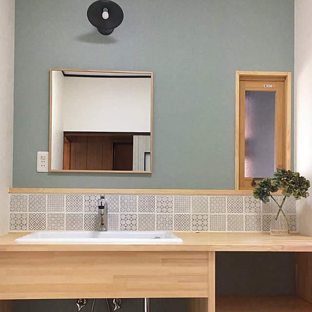 素人でも何とか出来た,素人DIY,紫陽花ドライ,洗面所DIY,ナチュラル,DIY,リノベーション,タイル貼り,造作洗面台,FIX窓,名古屋モザイクタイル,病院用シンク,アクセントクロス,コアバティック,Bathroom stripeblueの部屋