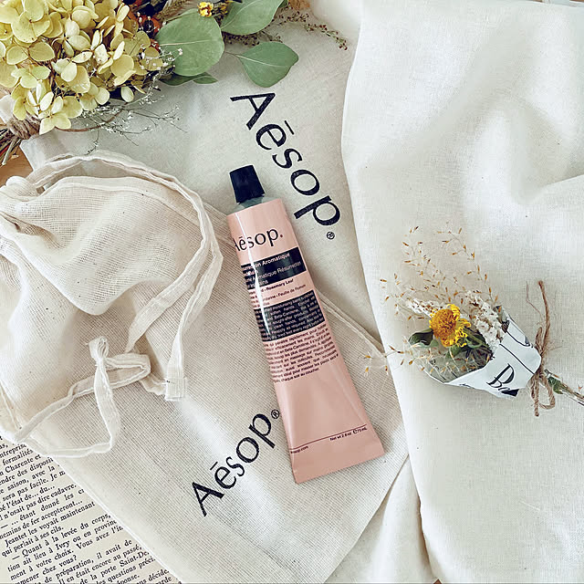癒される◡̈♥︎,いい香り〜♡,欲しかったもの♡,X'masプレゼント？,Aesop,イソップハンドクリーム,コメントお気遣いなく♡,いいね、フォロー本当に感謝です♡,見て頂き感謝です♪,シンプルが好き,見た目も可愛い♡,RCの出会いに感謝♡,白×木が好き,My Desk so.yuの部屋