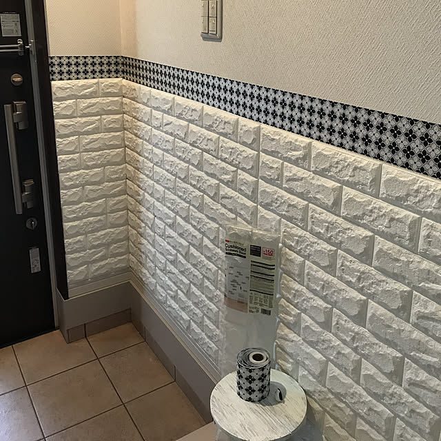 お部屋の印象がガラリと変わる☆ダイソーのクッションレンガシートでDIY