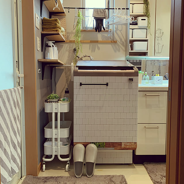 突っ張り棒,バススリッパ,マーナ,ロースフルト,IKEA,イマジンウォールペイント,マスキングテープ,mt CASA,アイアンバー,リメイクシート,セリア,洗濯機,壁にペンキを塗る,DIY,セルフリノベーション,中古住宅,Bathroom,新商品買ったよ！,マステ,脱衣所,タイル柄,RoomClip mag 掲載 kaerunoameriの部屋