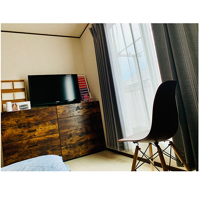 グレードセンサースプレー,Supreme,Panasonicテレビ,ニトリのチェスト,イームズチェア,イームズチェア風,イームズに憧れる,お洒落な椅子,イームズ,男前,茨城県民,戸建て,建売住宅,男前に憧れる,Bedroom akipuの部屋