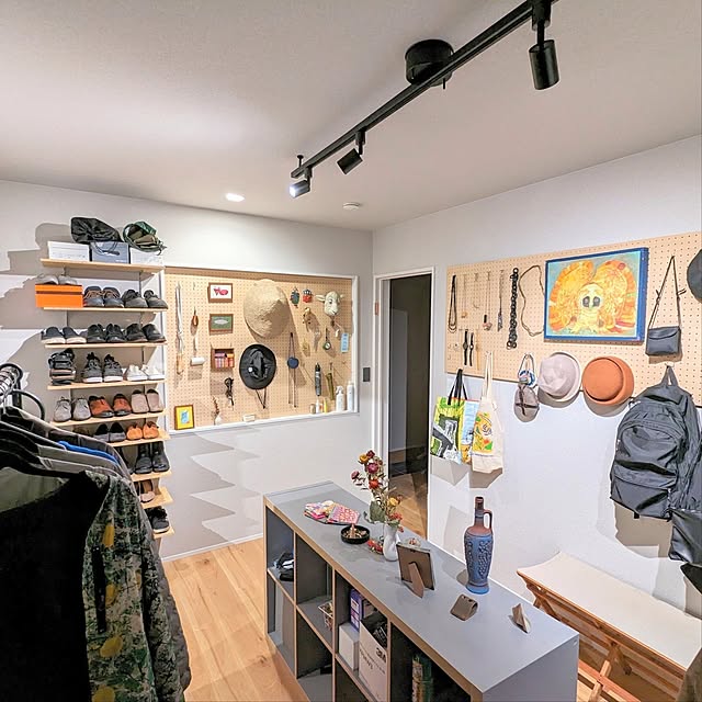 Entrance,壁面収納,シューズクローク,建売住宅diy,DIY,建売,建売住宅,アパレルショップ風,アパレルショップ風洋服収納,古着屋風,パンチングボードDIY _222222の部屋