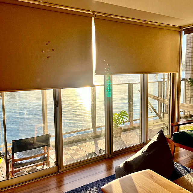 Lounge,リビングの窓,ベージュ,遮光ロールスクリーン,ロールスクリーン,カーテン,クッション,省エネ,ベランダ,朝日,窓 amの部屋