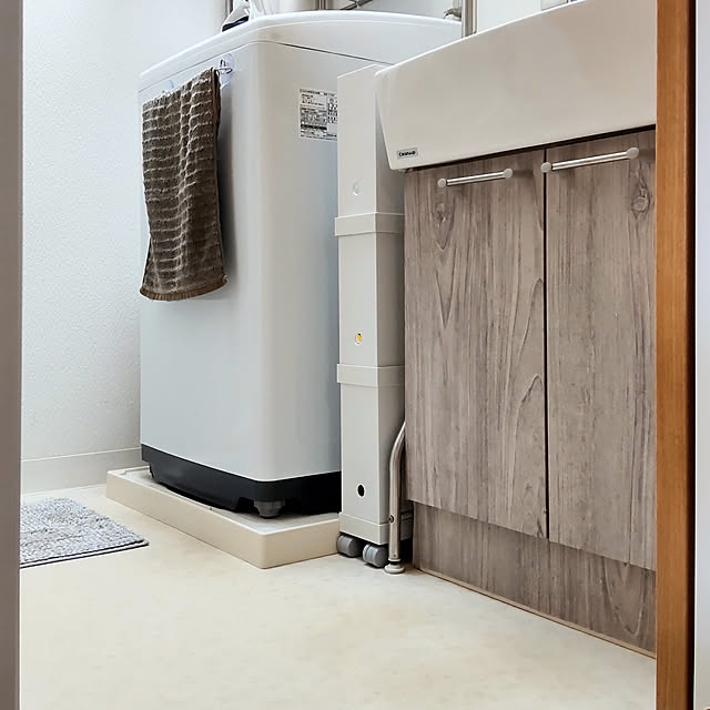 Bathroom,デッドスペース,無印良品 ファイルボックス,無印良品 キャスターもつけられるフタ,シンプル,木目調,セリア タオルハンガー,2021.10.2,壁紙屋本舗,IKEA バスマット,セリア ステンレスタオルバー miwaの部屋