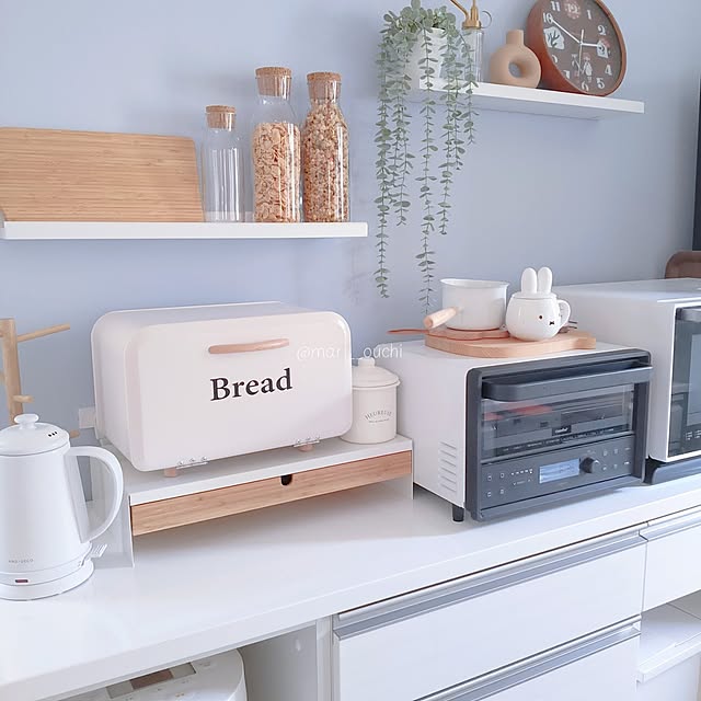 Kitchen,収納アイテム,ブレッドケース,キッチン家電,3COINS,飾り棚,IKEA,塗り壁,淡色インテリア,ナチュラルインテリア,ナチュラルキッチン mari__ouchiの部屋