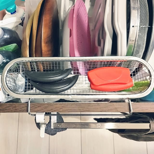 隙間収納,キッチンシンクの下,キッチンの引き出し,キッチンの引き出しの中,燕三条,鍋の取っ手,指定席,再利用,マンション暮らし,デッドスペース,かける収納,無加水鍋,鍋つかみ,ガラス鍋,ユニックス,シンデレラフィット,隙間見つけた,隙間活用,捨てないで再利用,次のお役目,下村企画,水切りラック用箸水切りザル,箸水切りザル mi-saの部屋