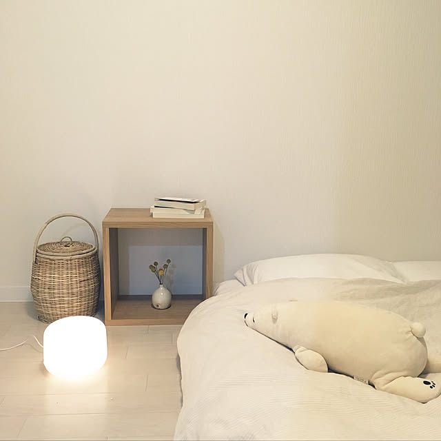 Bedroom,照明好き,布団派,白い床,ドライフラワー,陶器,シンプルナチュラル,陶器系雑貨,シンプル,シンプルインテリア,すっきりインテリア,物が少ない家,無印良品,ミニマリストに憧れる,しろが好き,加湿器もインテリアに,マンションインテリア mikanの部屋