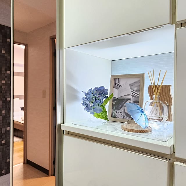 Bathroom,ダイソー,フォトフレーム,飾り棚,玄関,100均,ミニチュア,セリア,エコカラット,紫陽花,フェイクフラワー,プチプラインテリア,クリアボックス,スティックディフューザー,モノクロカード,マンション暮らし,ミニチュア傘,下駄箱の上ディスプレイ,インテリアカード,人感センサーLEDライト,木製トレー丸型,木製インテリアトレー波型,プチプラ,傘,梅雨,大理石調リメイクシート,トイレの壁紙背景,ガラスの角皿,玄関ディスプレイ,LIXIL love1017の部屋