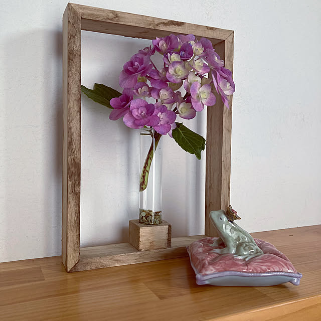 Entrance,ダイソー 花瓶,紫陽花,玄関ディスプレイ,カエルの王子様,リヤドロ,壁掛け一輪挿しフレーム,ダイソー,一輪挿し mkmkmoominの部屋