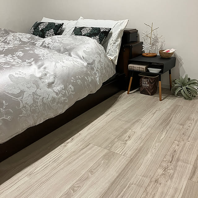 ルームクリップショッピング,ニトリの布団カバー,ベッドとTVしかない寝室,寝るだけの部屋,寝室5.2帖,サイドテーブル,シンプルインテリア,LIXIL Dフロア,ホワイトインテリア,Bedroom mi_yan.の部屋
