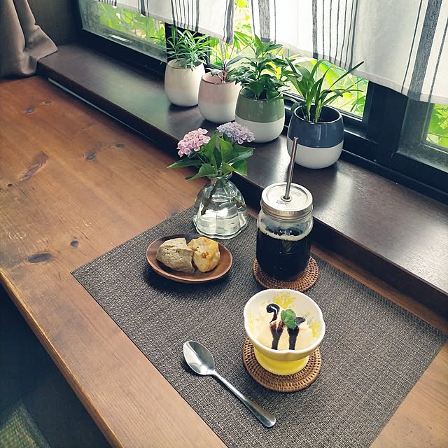 My Desk,のんびり暮らす,窓カフェ風,爽バニラアイス,紫陽花を飾る,ダイソーグリーン,スリーピー,ダイソー,マグカップを鉢に,長机DIY,グリーンカーテン成長中,Ballメイソンジャー,Ball,スコーン,早めのおやつタイム♫,気持ちよく暮らしたい,100均大好き,seria,アタのコースター,ランチョンマットはセリア,雨上がりの午後,ちょっと薄暗い,窓際の風景,窓際のリラックス空間,ひとり時間のある暮らし,ひとり時間を満喫,小さな幸せ,セカンドライフ michiの部屋