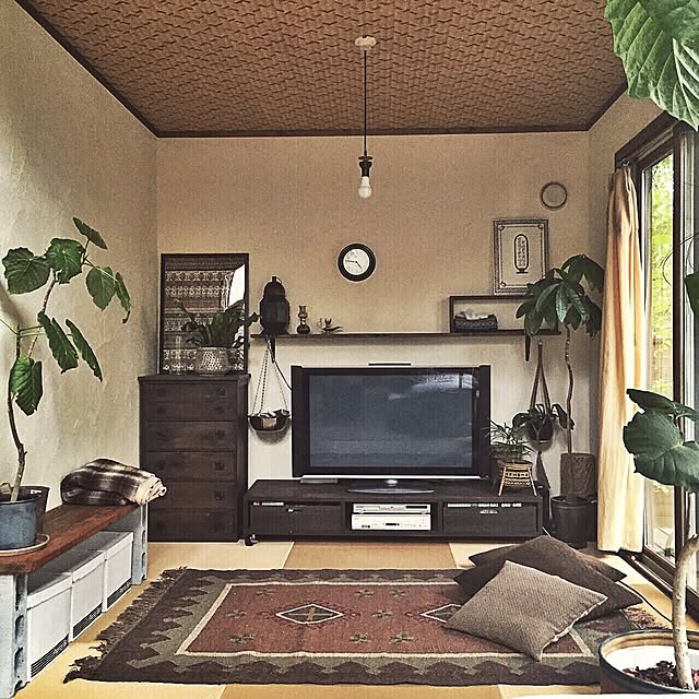 Lounge,TV台DIY,TV台,TV周り,TVボード,TV,モロッコランプ,エスニック,和室,関西好きやねん会,DIY,NO GREEN NO LIFE,IKEA,クッション,セリア,コンクリートブロック,コンクリートブロックの棚,a depeche,ラグ,定点観測 yururiの部屋