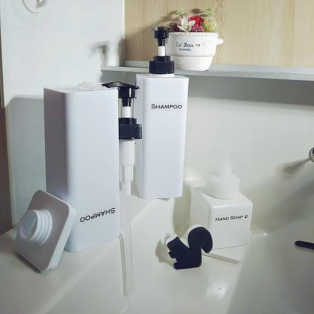 Bathroom,モノトーン,シャンプーボトル,詰め替えボトル,セリア,乾燥中,メラミンスポンジ,珪藻土コースター,無印良品,無印,右下は無印です,ハンドソープボトル,シャンプー&コンディショナーボトル,リメイクシート,ピータッチキューブ,ラベリング,ピータッチラベル,百均 mayumi.sの部屋