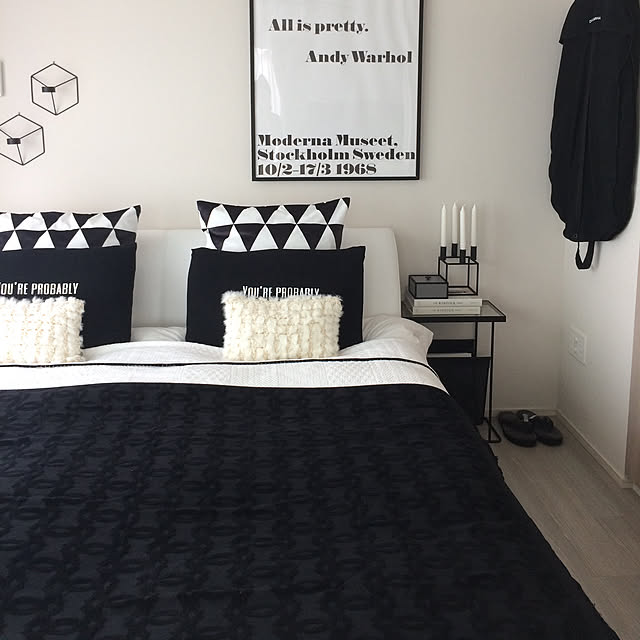 Bedroom,モノトーンインテリア,ベッドルーム,モノトーン,シンプル,北欧,ZARA HOME,白黒グレー,UGGルームシューズ,ベッドメイキング,sisdesign MONOTONE,Francfranc,わんこと暮らす家,Andy Warhol,menu,キャンドルホルダー,bylassen,白黒,アートポスター,CHANEL,秋冬仕様,犬のいる暮らし MKの部屋