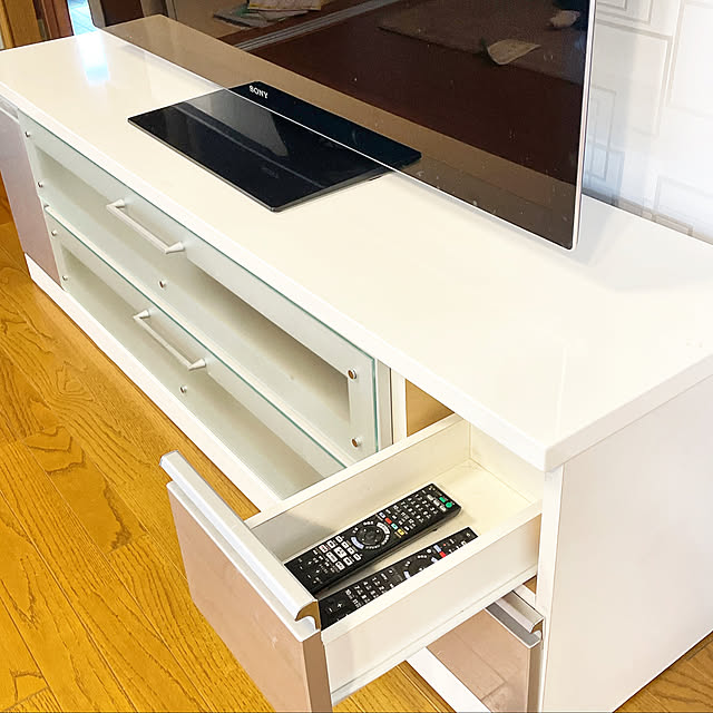 Lounge,テレビ,ニトリのテレビボード,生活感をなくしたい,リモコンの置き場所,中古住宅,おしゃれな家に憧れます。,ミニマリスト,築20年以上,中古戸建て,シンプルに暮らす,すっきり暮らす,シンプルな暮らし,ミニマリストに憧れて,中古一戸建て,子供4人,子供のいる暮らし,なるべくお金をかけずに,白が好き no94の部屋