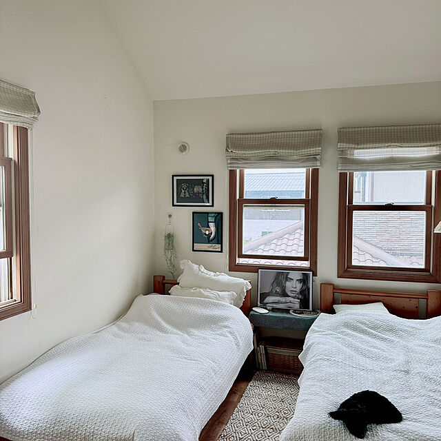 Bedroom,ポートレートを飾る,アートのある暮らし,イブル,ツインルーム,快眠,自然素材が好き,猫もいます,グリーン×雑貨 67の部屋