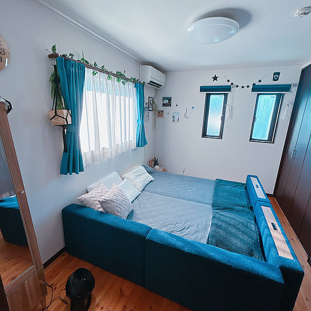 Bedroom,6畳寝室,寝相の悪い親子,ローベッドフレーム,ローベッド,クッションボード付きベッド,ブルーコーディネート,初めてのベッド,買ってよかったもの,寝室,サーキュレーター,シングルベッド2台,こどものいる暮らし,モニター応募投稿,障害児と暮らす,シーインのテープライト,スリーコインズのタッチライト mkkoの部屋