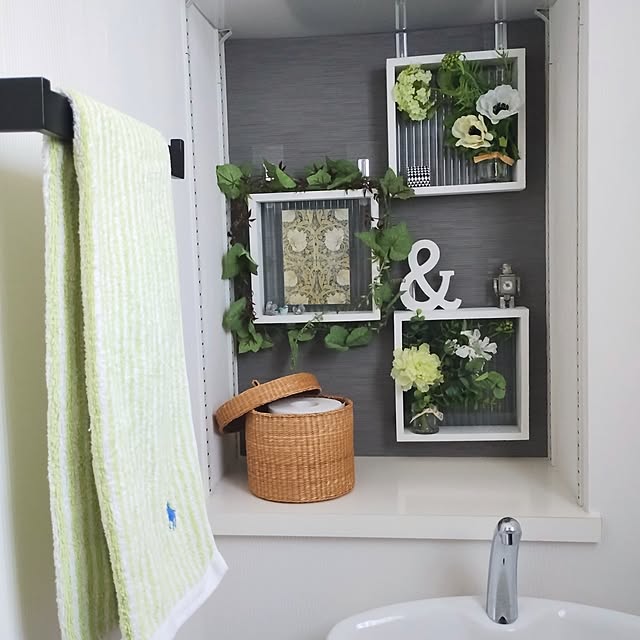 Bathroom,トイレのインテリア,コマンドフック,グリーンのある暮らし,スリーエム,暮らしのハンドブック2024,壁を傷つけない,トイレのニッチ,Salut!の雑貨,アーティフィシャルグリーン,アーティフィシャルフラワー MAGIQ,ストレッチテープ,グリーンとコマンド™フック,ジャムの瓶,コード用クリア,壁紙用 耐荷500g,カチッとホルダー 400gまで,ガラスブロック飾り,運営チームの皆さまに感謝,ライターのkukkaさんに感謝♡,2025/01/05 mag掲載 jinの部屋