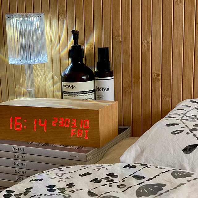 置き時計,洋書,楽天roomやってます,ルームスプレー,Aesop,デジタル時計,楽天で買ったもの,時計,リフォーム後,お気に入り,海外インテリアに憧れる,北欧,Bedroom moonの部屋