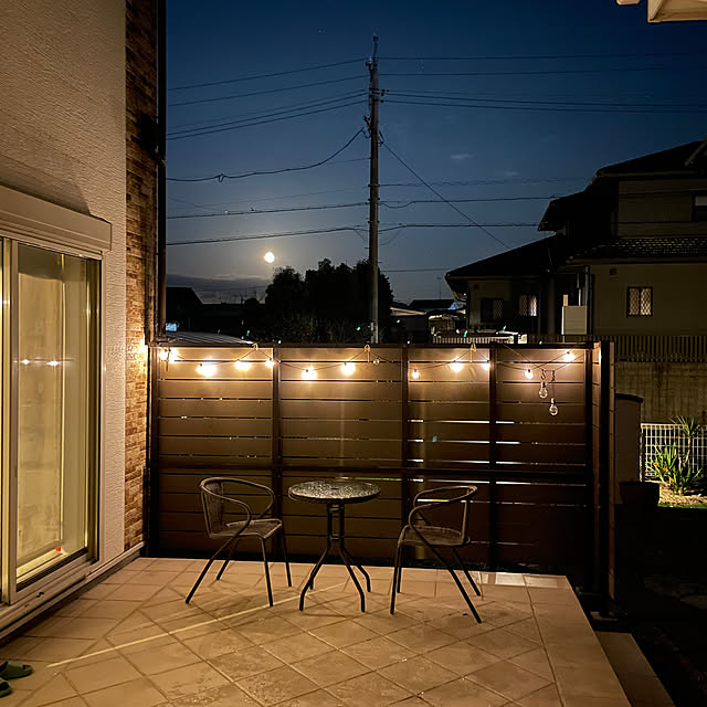 Entrance,ガーデンファニチャー,ストリングライト,テラス,タイルテラス,タイルデッキ,コの字型の家,コの字の家,中庭,中庭テラス,中庭デッキ,中庭のある家,ユッカ,ガーデンライト,ウッドフェンス,アウトドアリビング,テラスガーデン MRHTの部屋