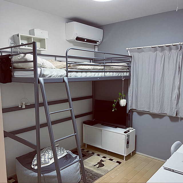 無印良品　体にフィットするソファ,ギャッベ,スヴェルタ,IKEA,ホワイト×グレー,狭い部屋,ロフトベッド,女子高生の部屋,小さなお部屋,無印良品　オーダーカーテン,アクセントクロス,放置気味のポトス,My Desk Mikiの部屋