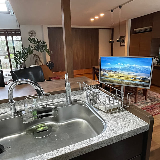 Kitchen,ナチュラル素材,パナソニック,レイアウトフリーテレビ,くらしスタイルシリーズ,置き場所を自由に,無垢の床,薩摩霧島シラス壁,自然素材の家,白いテレビ,緑のある暮らし,開放感のある家,モンステラ,窓から見える景色,柱のある家,リシェルSI,LIXILキッチン,カウンターキッチン,自動水栓,山岳リゾート,リゾート風にしたい,リゾート風,ペンダントライト maimai0110の部屋