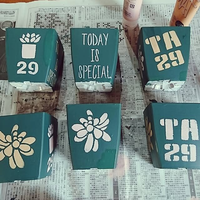 ステンシルシートの作品72選 セリアやダイソーの商品など Roomclip Mag 暮らしとインテリアのwebマガジン