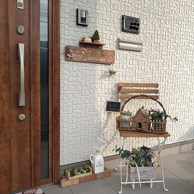 Entrance,おうち時間,☀︎*.｡晴れ,ニトリガーデンチェア,多肉植物,DIY,名がわからんグリーンの葉,cando,Daiso,ナチュラルインテリア,朝日がさす玄関,手作りネームプレート,セダム,welcomeスペース maikaeの部屋