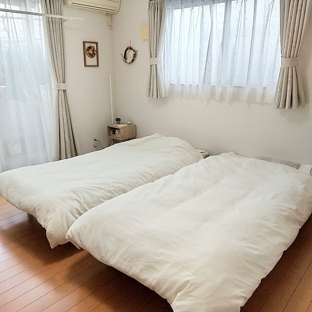 Bedroom,寝室,いつもいいねありがとうございます♡,建売,建売住宅,ニトリだらけ,うさぎと暮らす,縦長LDK,家族４人で暮らす,建売住宅でも快適生活,ナチュラル,シンプル,建売の家,建売住宅だけど可愛くしたい！,8.5畳,夫婦の寝室,ホワイト,カーテンもニトリ,シーツもニトリ,枕もニトリ,スリコのサイドテーブル,ルイボウ,布団もニトリ chokoの部屋