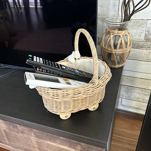 Lounge,戻しやすく,使いやすく,リモコン迷子,迷子防止,テレビ横,salut!,カゴ収納,カゴ,リモコン,リモコンの置き場所 yunyumの部屋