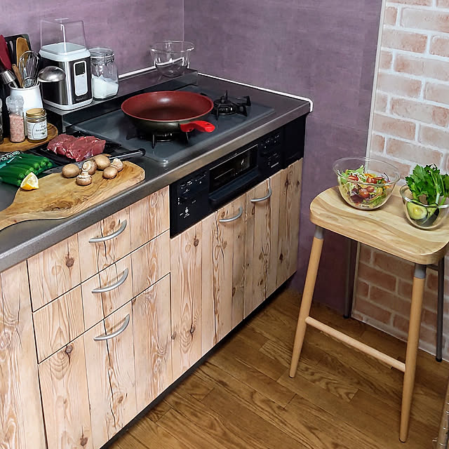 Kitchen,小さなお部屋,壁紙屋本舗,ハッテミースクエア,パープル,木目調,レンガ,RoomClipショッピング,おうち見直しキャンペーン,HARIO,ハリオ,耐熱ガラス製ボウル,2022.1.21,スツール,ノボディア バースツール miwaの部屋