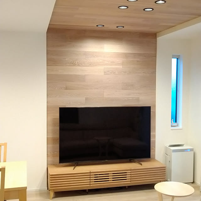 パナソニック　ホームズ,木壁,65インチテレビ,ナチュラル,照明 amisukeの部屋