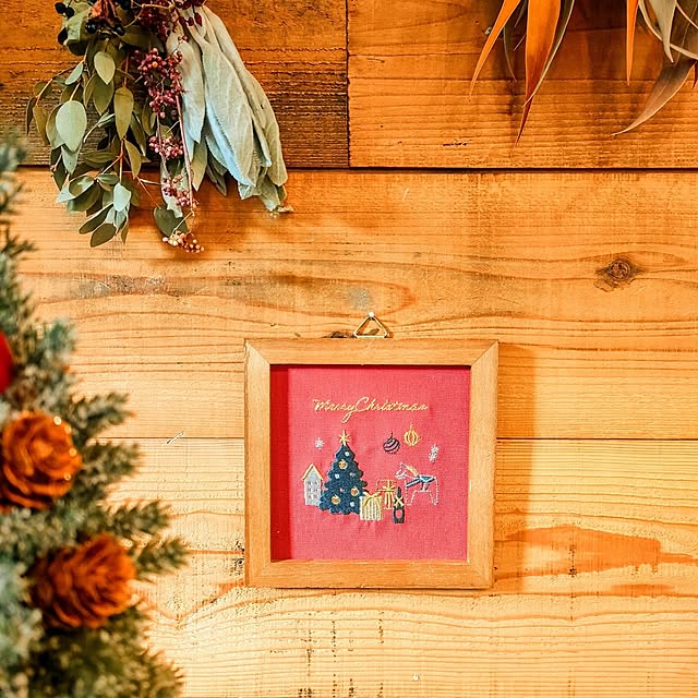 On Walls,ブラウン,DIY,壁飾り,百均,ドライフラワー,クリスマス,キャンドゥ,クリスマス雑貨,杉板,スワッグ,建売住宅,木のぬくもり,板張りの壁,茶系インテリア,刺繍パネル AKiCHiの部屋