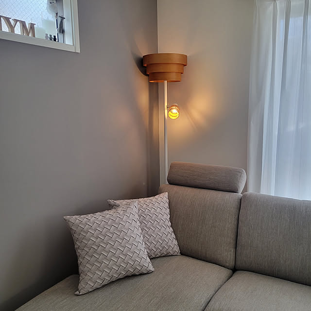 Lounge,クッション,スエード,クッションカバー,立体模様,ファントムグレー,スタンドライト,ニトリのカウチソファ,建売だけど心地よく,訪問ありがとうございます♡,みなさんに感謝です♡,コメントお気遣いなく♡,minneオープンしてます♡,アクセントクロス suzuの部屋