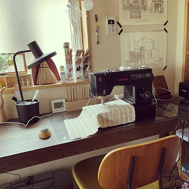 バルミューダのライト,SINGERミシン,SINGER,シンガーミシン,ミシン作業,ミシン,My Desk,色鉛筆収納,BALMUDA The Light,BALMUDA,こぎん刺しピンクッション,ドローイングアートポスター,黒ミシン search1132の部屋