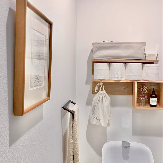 トイレットペーパー収納,壁に付けられる家具,パズル収納,ウォールシェルフ,イソップ aesop,ニトリのウォールシェルフ,トイレのインテリア,APOTHEKE FRAGRANCE,Bathroom 240m.の部屋