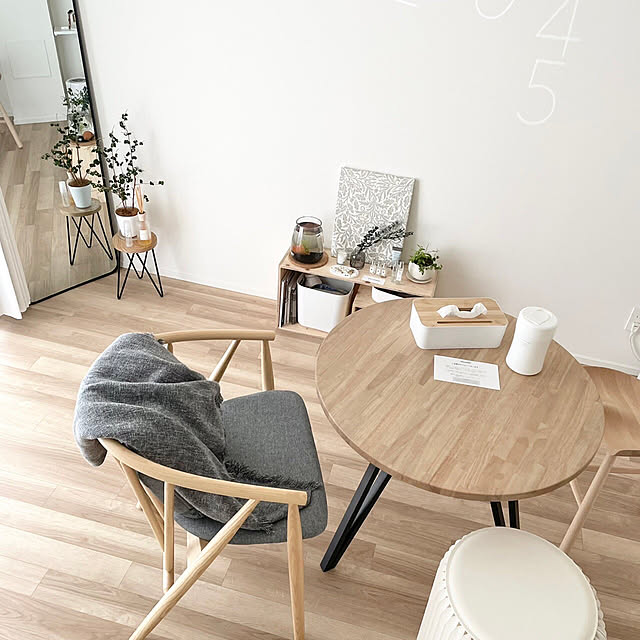 ミックスインテリア,ダイニング,こだわりのインテリア,こだわりの部屋,ナチュラルモダン,一人暮らし,暮らし快適化特集,かなでもの,ミニマルモダン,北欧,#丸テーブル,ミニマルな暮らしに,心地よい暮らし,シンプル,ミニマルライフ,ナチュラルモダンインテリア,好きな時間,一輪挿し,モダンな暮らし,北欧インテリア,Overview interi_a.gramの部屋