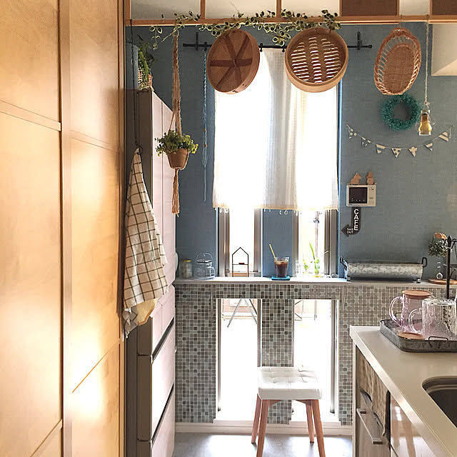 DIY,Kitchen,コメントお気遣いなくです(｡ᵕᴗᵕ｡),ダイソー3Dタイルステッカー,ダイソーリメイクシート,アクセントクロス,IKEAワードローブを食器棚に改造,セイロ,蒸籠,北欧インテリア,かすみ草リース,コンクリートクッションシート,ブルー,中庭,nakaniwa❁cafe cherryの部屋
