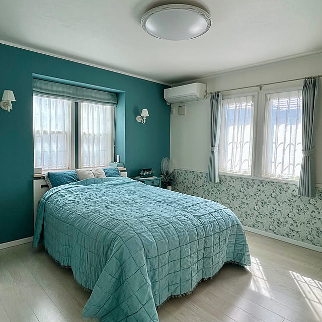 Bedroom,アクセントクロス,ホワイトインテリア,フレンチカントリー,シャビーシック,海外風インテリア,輸入住宅,大人可愛い,ホテルライク,海外インテリアに憧れる,ブルーが好き♡,海外のカラーセンスに憧れる,ダブルベッド,マットレス,主寝室,睡眠,ローラアシュレイ風,薔薇柄,モニター当選,ホテルライクインテリア,モニター投稿,ZINUS,ジヌス,暮らしのハンドブック2024 bluehouseの部屋