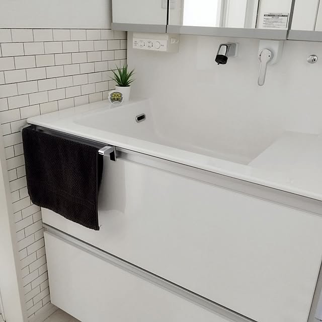 Bathroom,ダイソー,IKEA,洗面台,洗面所,100均,リメイク,シンプル,3COINS,モノトーン,絵の具,ホワイトインテリア,フェイクグリーン,ホワイト,Daiso,100均リメイク,スマイル,男前,ランドリールーム,男前インテリア,リメイクシート,プチプラインテリア,メラミンスポンジ,シンプルホワイト,シンプルインテリア,Panasonic洗面台,モノトーンインテリア,白黒インテリア,子供と暮らす,ダイソーリメイクシート,イベント参加,すっきり暮らす,シンプルな暮らし,DAISOリメイクシート,子供のいる暮らし,汚れ防止,サブウェイタイル風,洗面所インテリア,洗面所リメイク,墨汁,FEJKA,洗面脱衣所 SSSSSの部屋