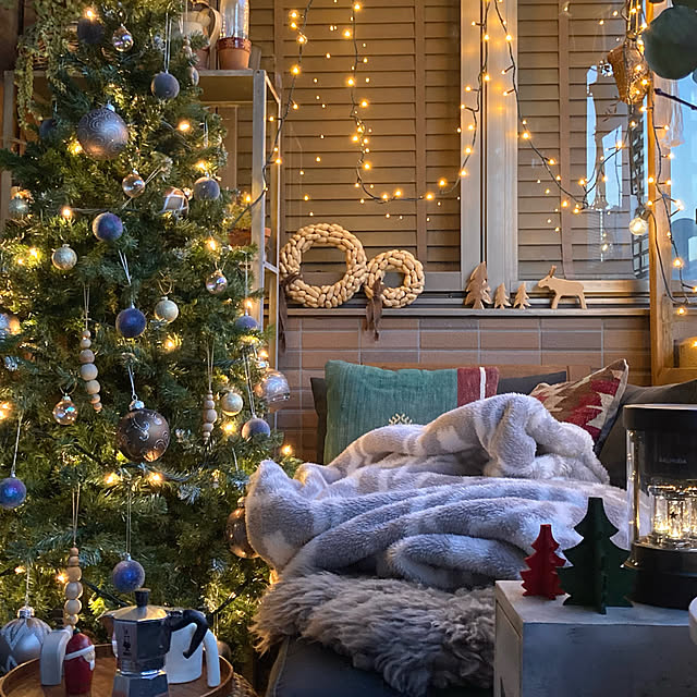 明るくてにぎやかなクリスマスツリー 子ども部屋 インテリア 久しい