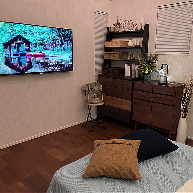 Bedroom,R5.08.02,クッションカバー,枝物,壁掛けテレビ,サーキュレーター,アートフラワーアレンジ,ウォルナット,一生紀さんのリビングボード,リビングボード,収納家具,木製家具,スタイリッシュモダン izumikoの部屋