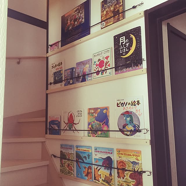 本の収納方法72選 100均やikea ニトリ商品など Roomclip Mag 暮らしとインテリアのwebマガジン