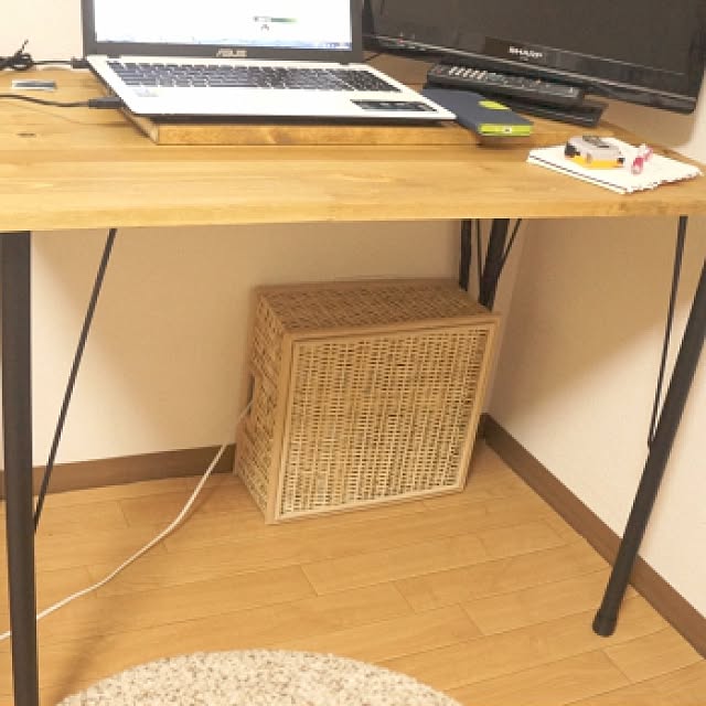 My Desk,DIY,一人暮らし,ワトコオイル ミディアムウォルナット,みつろうクリーム,重なるブリ材角型バスケット・中,鉄脚DIYﾃｰﾌﾞﾙ,無印良品,ルーター収納,モデムとルーター,コンセント隠し nyonの部屋