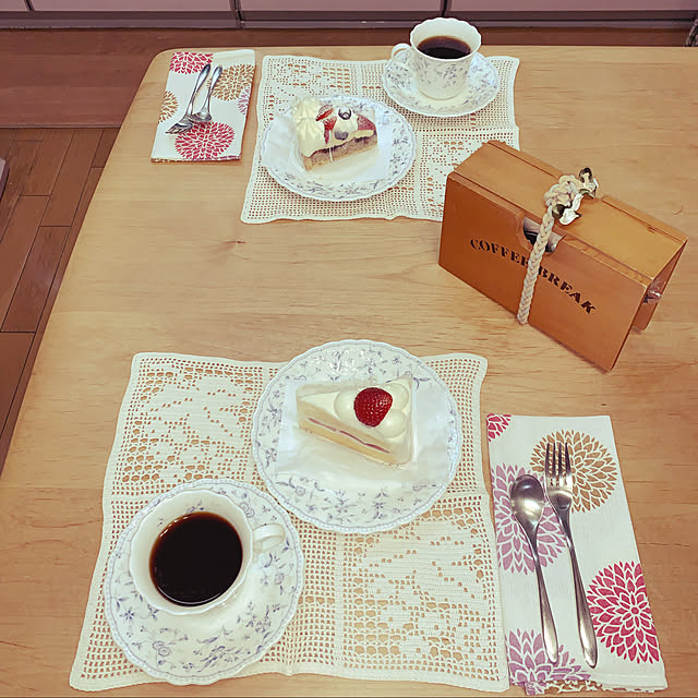 ラッキーウッドのカトラリー,なるみの食器,お家カフェ,注文住宅,花のある暮らし,小さな家,好きな物に囲まれた暮らし,季節を楽しむ暮らし,レース編み,ハンドメイド,Kitchen,ランチョンマットは葡萄柄,コーヒーフィルターケースお気に入り♡,コーヒーカップは少し縦型,いいね！ありがとうございます♪,沢山の方に閲覧して頂き嬉しいです♡♡♡,小さな幸せを感じる♡,ランチョンマット,ランチョンマット手作り,狭いキッチン&ダイニング,あみもの,ダイニングテーブル,キッチン雑貨,ケーキとコーヒー,RCマグに掲載されました❤️ 7/22 KYONの部屋
